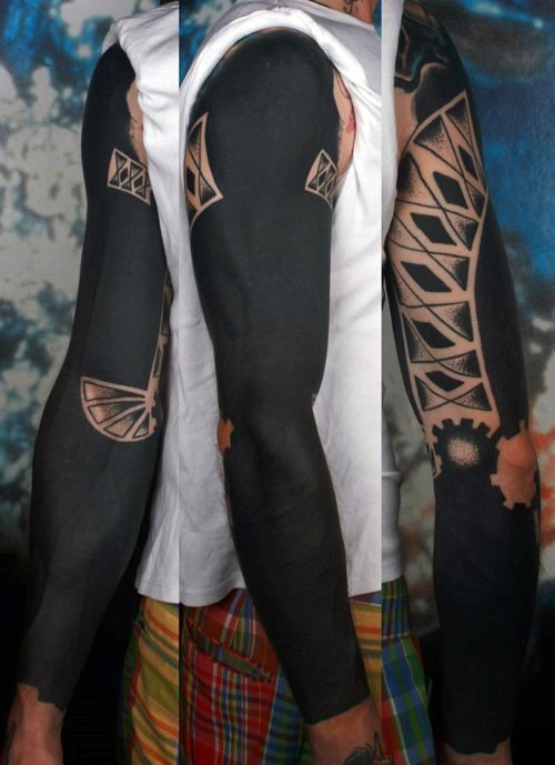 Tatuaje en el brazo, manga negra con ornamento blanco