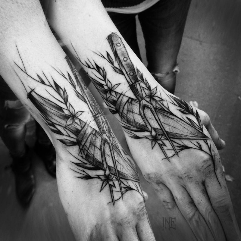 Tatuaggio di coltelli a forma di inchiostro nero con grandi disegni di stile schizzo