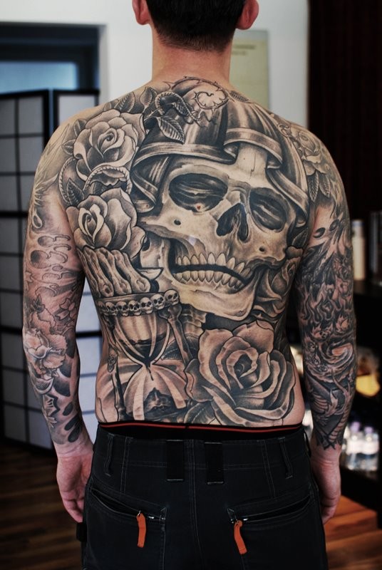 Tatuaje en la espalda, cráneo grande con rosas y reloj de arena