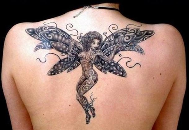 Große schwebende Fee Tattoo am Rücken