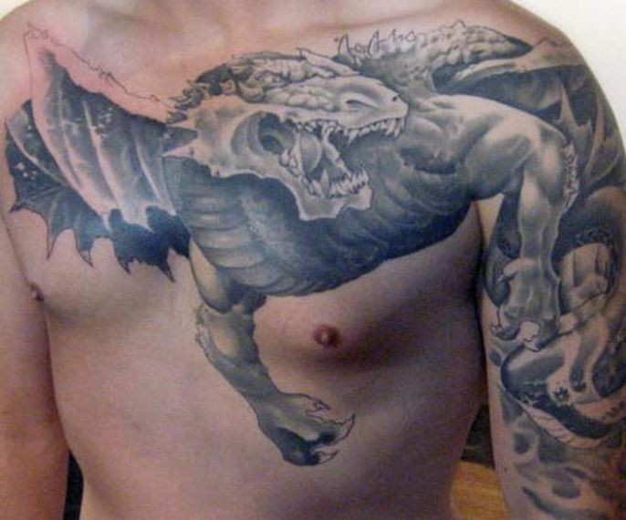 Tatuaje en el pecho, dragón gris grueso