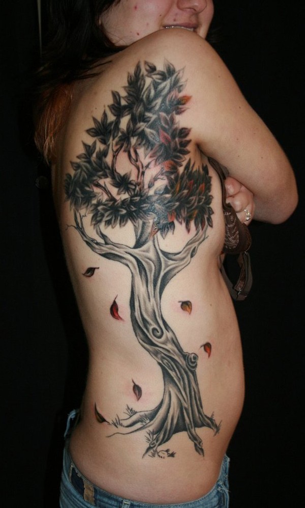 Tatuaje en las costillas de un gran árbol.