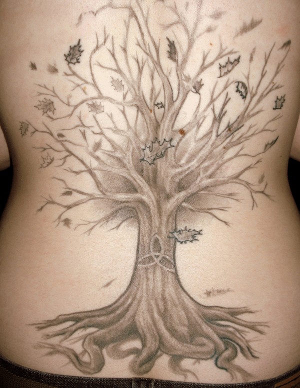 Tatuaggio grande sulla schiena l&quotalbero con le foglie secche