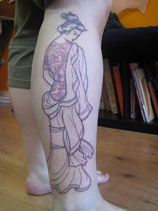 Tatuaje en la pierna, geisha preciosa no pintada