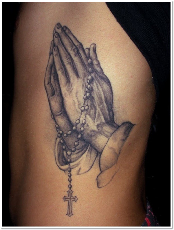 grande solito dipinto mani pregando neroe binco tatuaggio su fianco