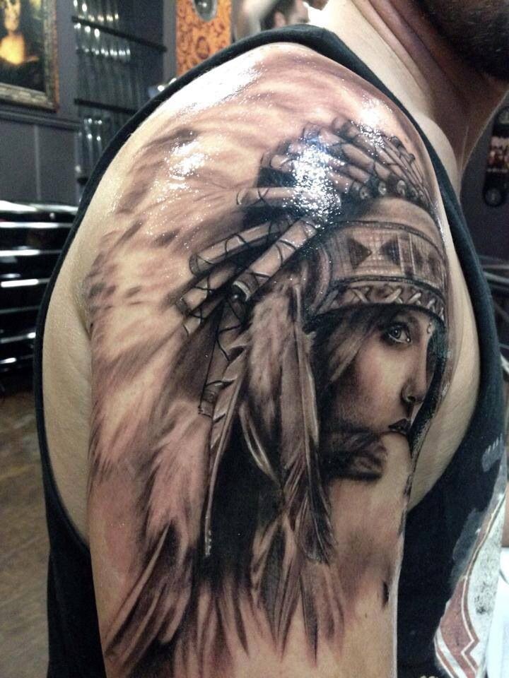Großes sehr detailliertes schwarzes und weißes Tattoo mit verführerischer indianischer Frau auf der Schulter