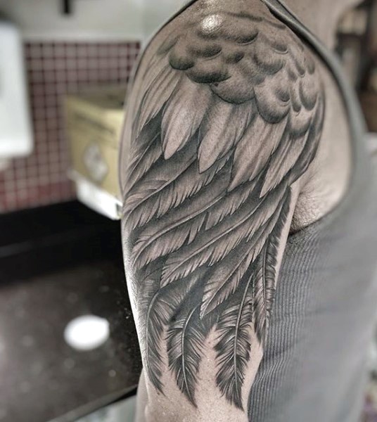 Großes sehr detailliertes schwarzes und weißes Flügel Schulter Tattoo