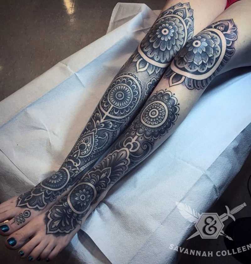 grande eccezionale tatuaggio identico nero e bianco floreale tatuaggio ambedue gambe