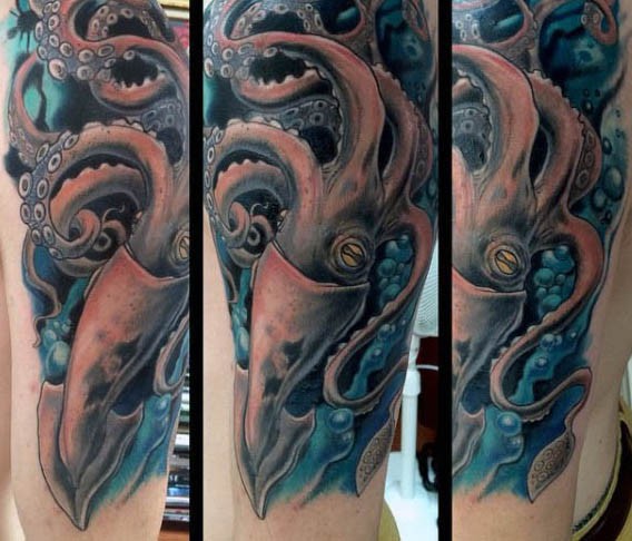 Tatuaje en el brazo,
calamar magnífico en el agua