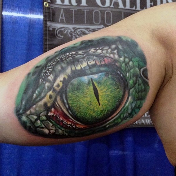 Tatuaje en el brazo, ojo grande estupendo de caimán