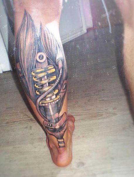 Biomechanischer Stoßdämpfer Tattoo am Bein
