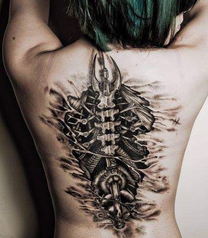 Biomechanisches Tattoo am Rücken für Mädchen
