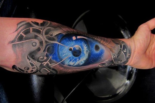Biomechanischer Stil farbiges Unterarm Tattoo mit menschlichem Auge und Raum