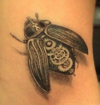 Biomechanisches Tattoo mit Fliege