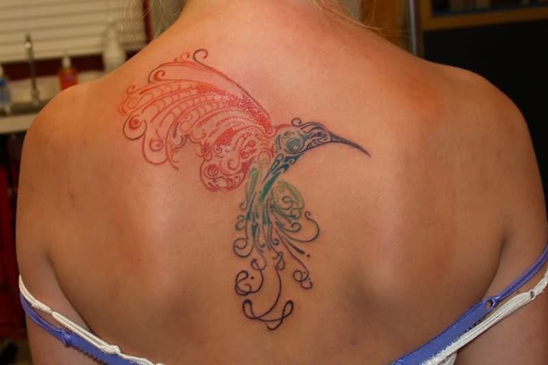 Tatuaje en la espalda, colibrí estilizado