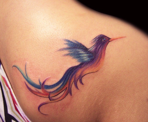 Tatuaje en el hombro, ave con la cola larga