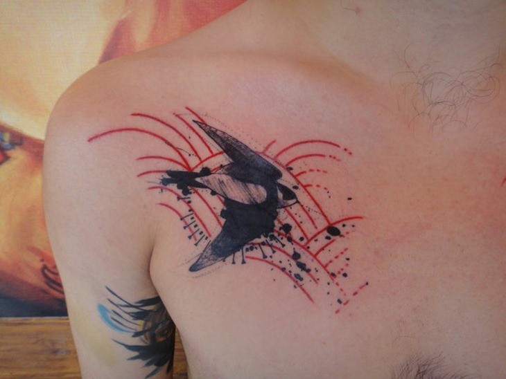 Tatuaje en el hombro, pájaro, líneas rojas