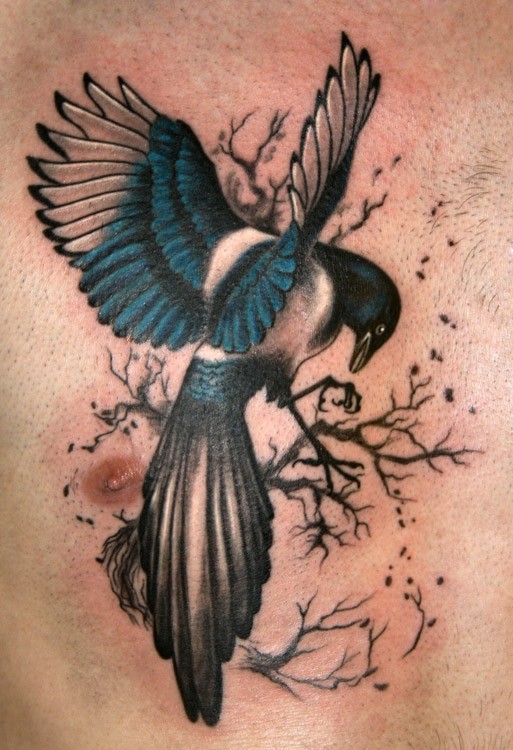 Tatuaje en el pecho, ave que caza