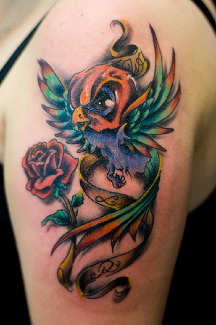 Tatuaggio colorato sul braccio l&quotuccello & il fiore & la striscia