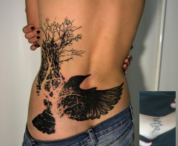Tatuaje en la espalda, árbol y cuervo
