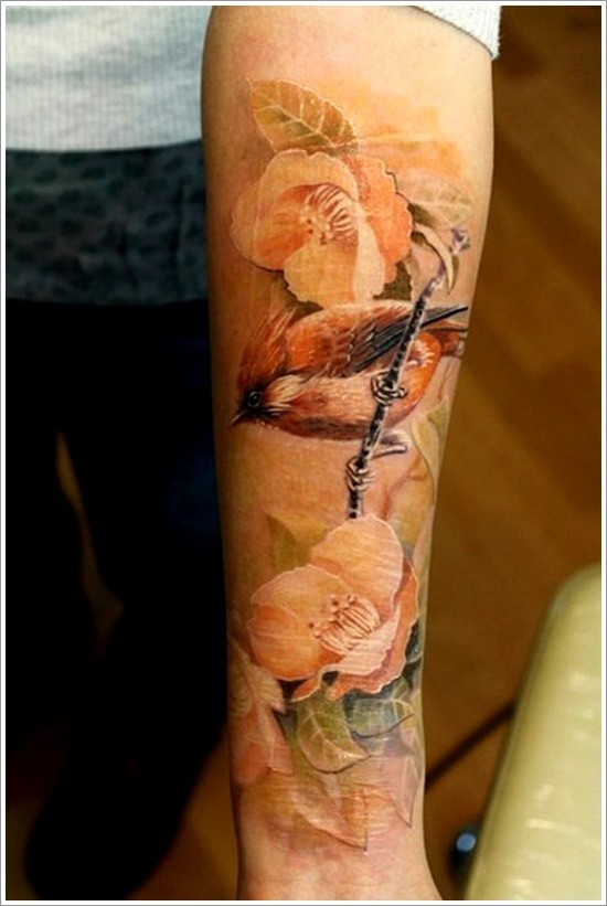 Tatuaje en el brazo, pájaro y flores suaves