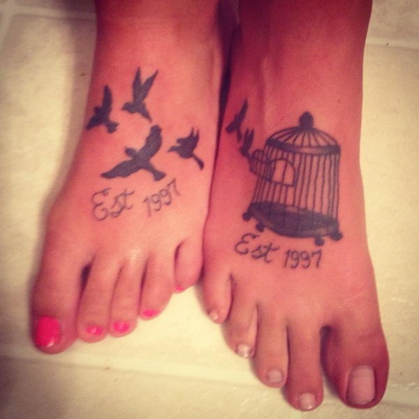 Vögel und Käfig in kleinen Freundschaft Tattoos an Füßen