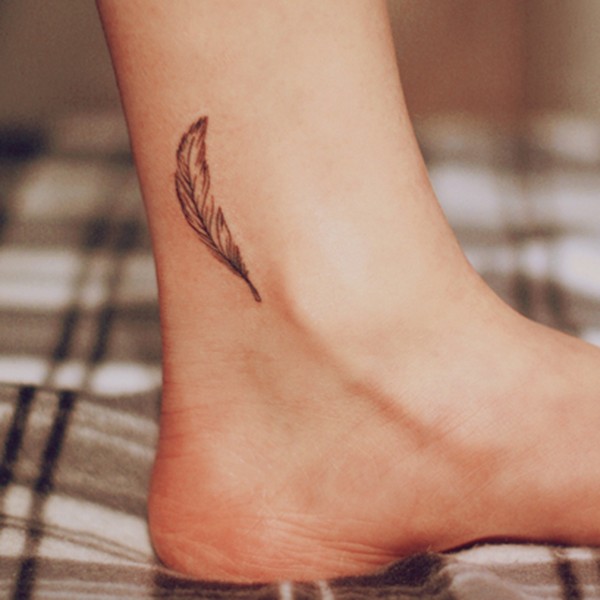 piuma di uccello piccolo disegno tatuaggio su caviglia