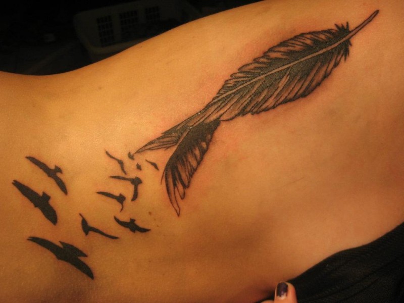 Tatuaje  de pluma estilizada con aves diminutas