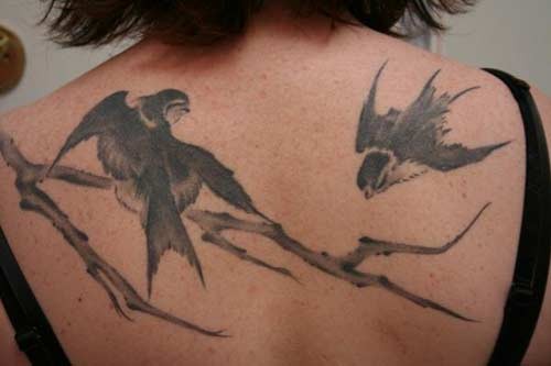 Tatuaje en la espalda, aves grises