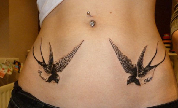 Tattoo von Vögeln am seinen Bauch
