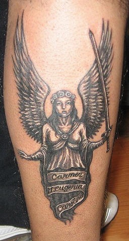 angelo nero e griggio con spada tatuaggio