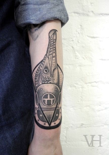 Tatuaggio sul mano l&quotuccello nero grigio by Valentin Hirsch