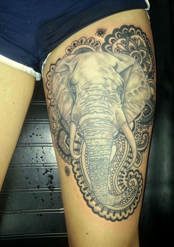 Tatuaje en la pierna, cabeza de elefante