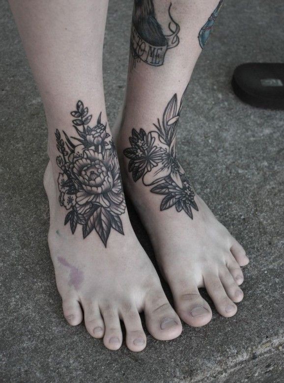 Tatuaje en los pies,
 dos flores de colores gris y negro