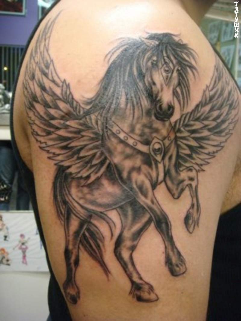 Tatuaje en el brazo, pegaso de colores gris y negro de cuerpo entero