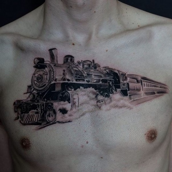 Tatuagem no peito grande preto e cinza de trem de passageiros rápido
