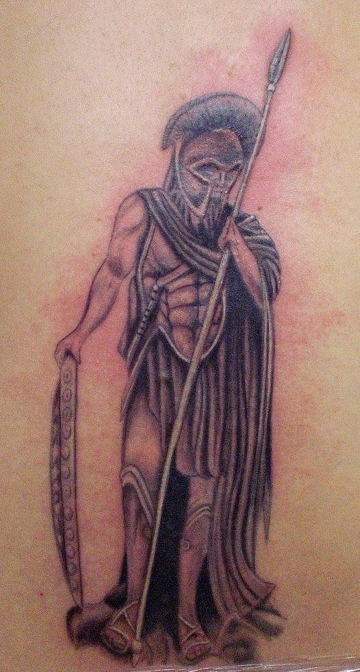 Tatuaje guerrero con jabalina y espada en toda la altura