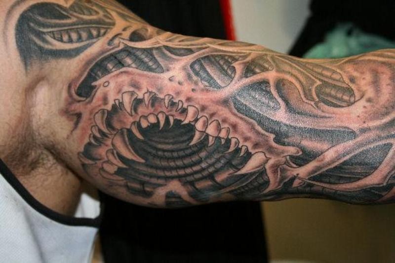 Schwarzer und grauer Stil farbiges Ärmel Tattoo mit Alien Zähnen