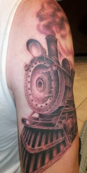 Tatuagem do braço preto e cinza estilo colorido de trem a vapor