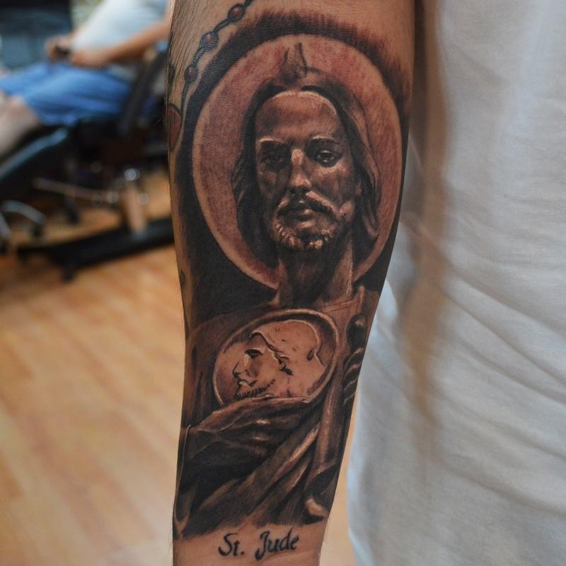 Schwarzer und grauer Stil detailliertes Unterarm Tattoo mit Jesuses Porträt