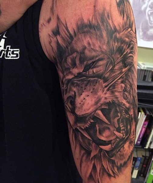Schwarzer und grauer Stil beeindruckend aussehendes Schulter Tattoo mit bösem Tiger