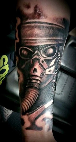 Schwarzer und grauer Stil interessant aussehender Mann in der Gasmaske Tattoo am Arm