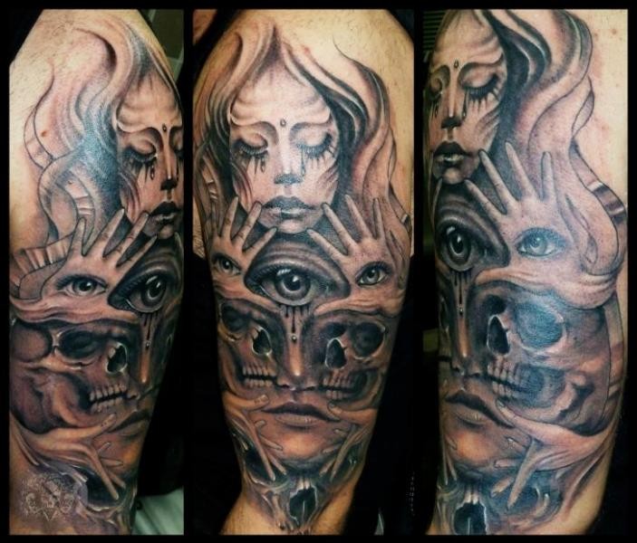 Schwarzer und grauer Stil Schulter Tattoo von dämonischer Hexe mit Schädel