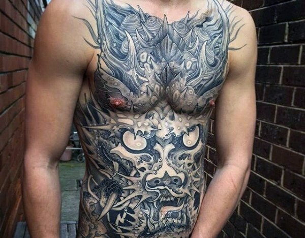 Schwarzes und graues großes Tattoo an ganzer Brust mit Fantasiedrachen