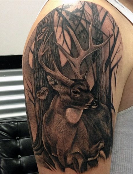 Schwarzes und graues sehr detailliertes Schulter Tattoo von Rotwild im Wald