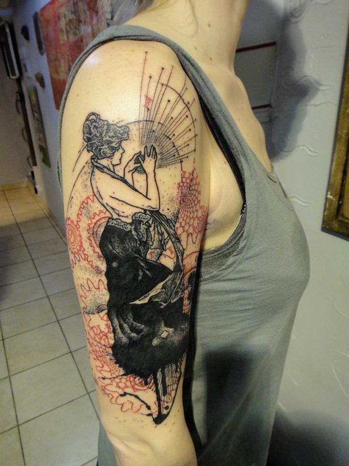 Tatuaje en el brazo, geisha con abanico