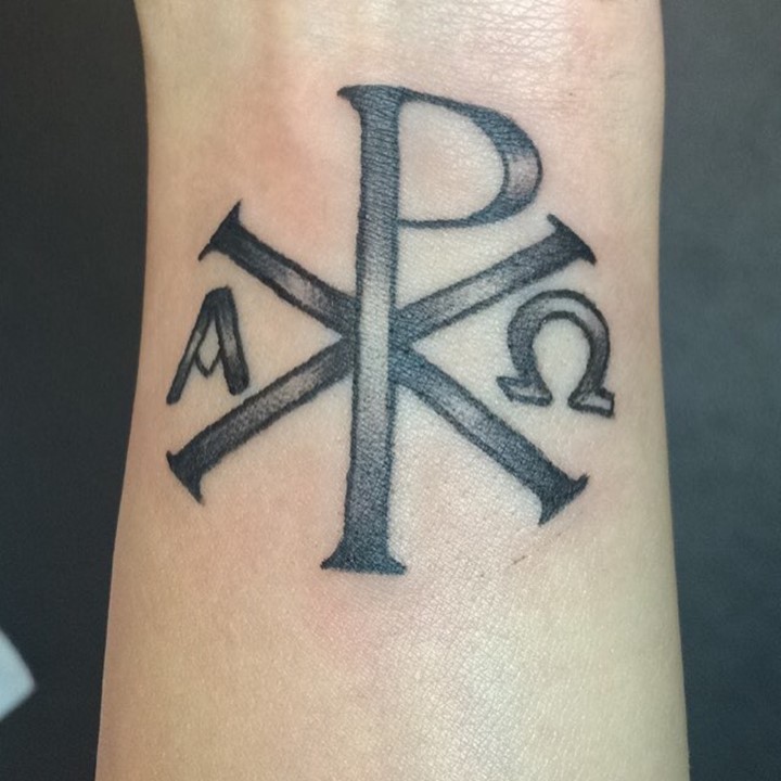 Schwarzweißes Chi Rho religiöses Symbol Christus Monogramm Tattoo am Handgelenk