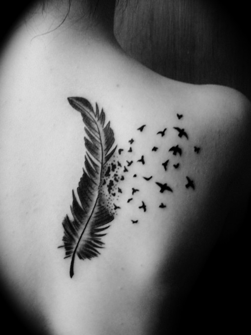 Schwarze und weiße Feder Vögel Tattoo