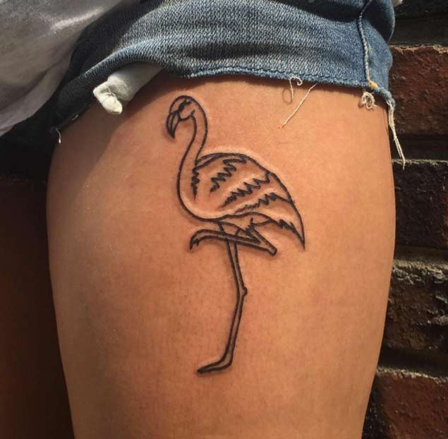 Schwarzweißer Flamingo steht auf einem Bein Tattoo am Oberschenkel