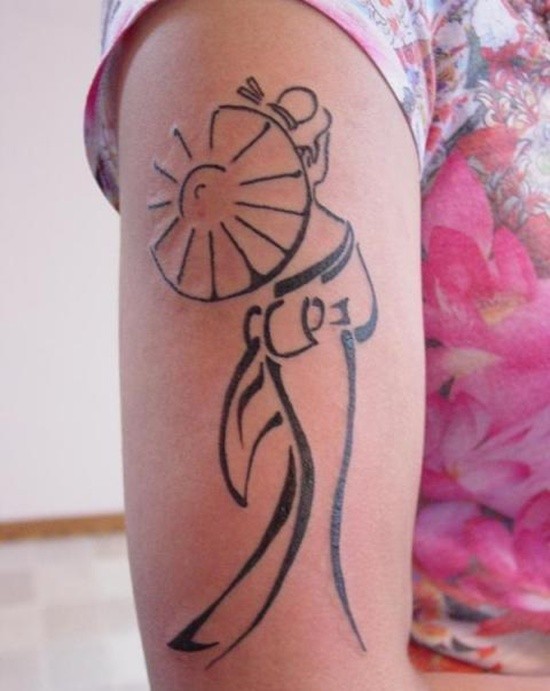 Tatuaje en el brazo, silueta de geisha grácil con paraguas